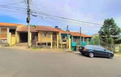 Imagem: A casa possui 2 Dormitórios, 1 Banheiro, 2 Vagas na garagem