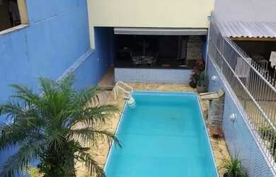 Imagem: A casa possui 3 Dormitórios, 4 Banheiros, 3 Vagas na garagem