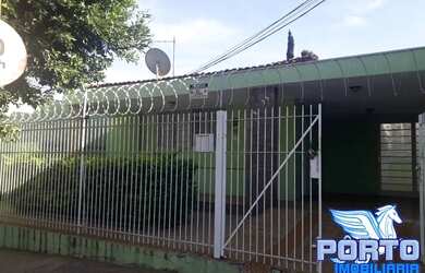 Imagem: A casa possui 3 Dormitórios, 1 Banheiro, 2 Vagas na garagem