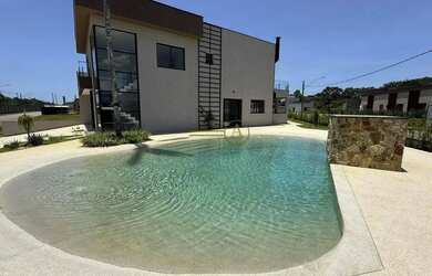 Imagem: A casa possui 4 Dormitórios, 2 Banheiros, 4 Vagas na garagem