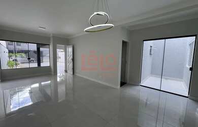 Imagem: A casa possui 3 Dormitórios, 3 Banheiros, 4 Vagas na garagem