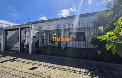 Imagem: A casa possui 3 Dormitórios, 2 Banheiros, 2 Vagas na garagem