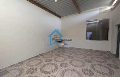 Imagem: A casa possui 3 Dormitórios, 1 Banheiro, 2 Vagas na garagem