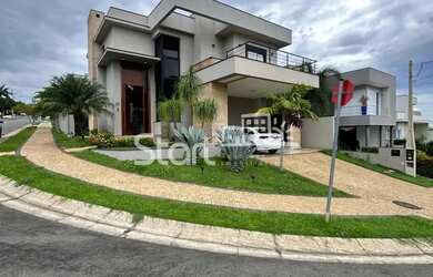 Imagem: A casa possui 4 Dormitórios, 5 Banheiros, 4 Vagas na garagem