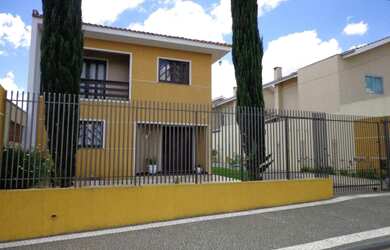 Imagem: A casa possui 3 Dormitórios, 4 Vagas na garagem e está localizado