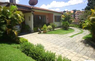 Imagem: A casa possui 5 Dormitórios, 2 Banheiros, 5 Vagas na garagem