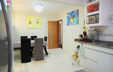 Imagem: A casa possui 3 Dormitórios, 2 Banheiros, 4 Vagas na garagem