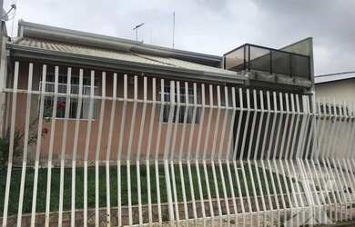 Imagem: A casa possui 4 Dormitórios, 3 Banheiros, 2 Vagas na garagem