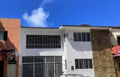 Imagem: A casa possui 3 Dormitórios, 1 Banheiro, 1 Vaga na garagem