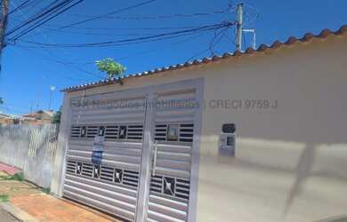 Imagem: A casa possui 3 Dormitórios, 2 Banheiros, 2 Vagas na garagem