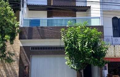 Imagem: A casa possui 4 Dormitórios, 5 Banheiros, 2 Vagas na garagem