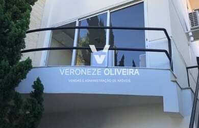 Imagem: A casa possui 4 Dormitórios, 5 Banheiros, 2 Vagas na garagem