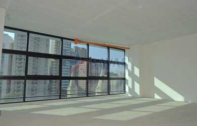 Imagem: O depósito possui 2 Vagas na garagem, 136m² de Área e está