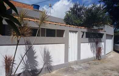 Imagem: A casa possui 2 Dormitórios, 1 Banheiro, 2 Vagas na garagem