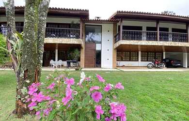 Imagem: A casa possui 5 Dormitórios, 5 Banheiros, 5 Vagas na garagem