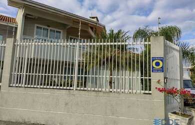 Imagem: A casa possui 3 Dormitórios, 4 Banheiros, 3 Vagas na garagem