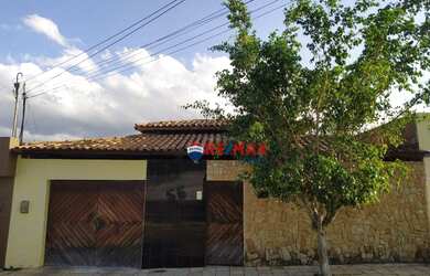 Imagem: A casa possui 4 Dormitórios, 2 Banheiros, 4 Vagas na garagem