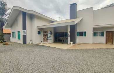 Imagem: A casa possui 3 Dormitórios, 2 Banheiros, 2 Vagas na garagem