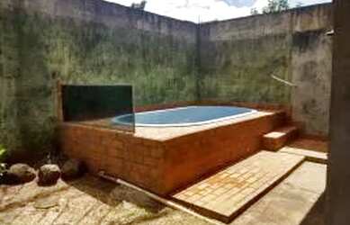 Imagem: A casa possui 2 Dormitórios, 1 Banheiro, 2 Vagas na garagem