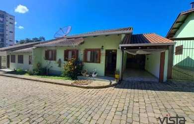 Imagem: A casa possui 2 Dormitórios, 1 Banheiro, 2 Vagas na garagem