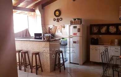 Imagem: A casa possui 3 Dormitórios, 2 Banheiros, 2 Vagas na garagem