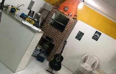 Imagem: A casa possui 2 Dormitórios, 2 Banheiros, 2 Vagas na garagem