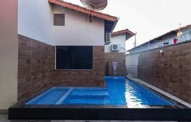 Imagem: A casa possui 3 Dormitórios, 3 Banheiros, 3 Vagas na garagem