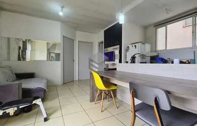 Imagem: O apartamento possui 2 Dormitórios, 1 Banheiro, 1 Vaga na garagem