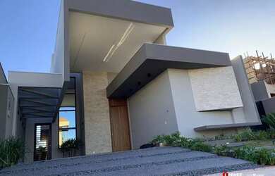 Imagem: A casa possui 3 Dormitórios, 5 Banheiros, 2 Vagas na garagem