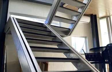 Imagem: A casa possui 4 Dormitórios, 5 Banheiros, 2 Vagas na garagem