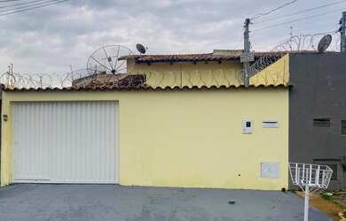 Imagem: A casa possui 3 Dormitórios, 2 Banheiros, 3 Vagas na garagem