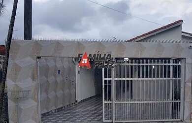 Imagem: A casa possui 2 Dormitórios, 1 Banheiro, 2 Vagas na garagem