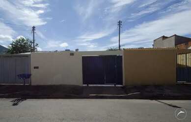 Imagem: A casa possui 2 Dormitórios, 1 Banheiro, 3 Vagas na garagem