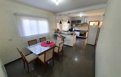 Imagem: A casa possui 3 Dormitórios, 3 Banheiros, 5 Vagas na garagem