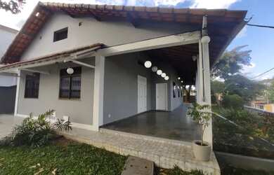 Imagem: A casa possui 3 Dormitórios, 4 Banheiros, 1 Vaga na garagem