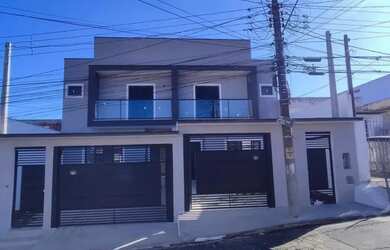 Imagem: A casa possui 3 Dormitórios, 3 Banheiros, 2 Vagas na garagem