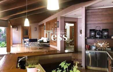 Imagem: A casa possui 4 Dormitórios, 5 Banheiros, 5 Vagas na garagem