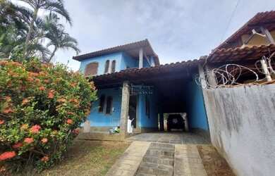 Imagem: A casa possui 3 Dormitórios, 2 Banheiros, 2 Vagas na garagem