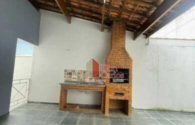 Imagem: A casa possui 3 Dormitórios, 2 Banheiros, 3 Vagas na garagem