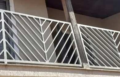 Imagem: A casa possui 3 Dormitórios, 2 Banheiros, 2 Vagas na garagem