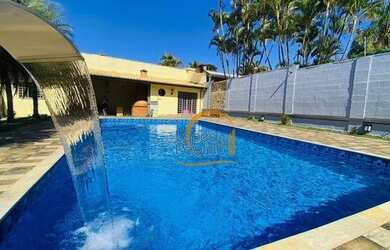 Imagem: A casa possui 4 Dormitórios, 4 Banheiros, 5 Vagas na garagem