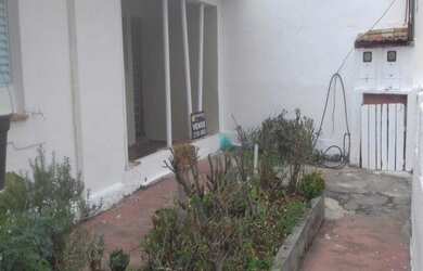 Imagem: A casa possui 2 Dormitórios, 2 Banheiros, 2 Vagas na garagem