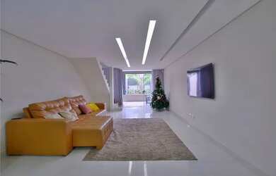 Imagem: A casa possui 5 Dormitórios, 5 Banheiros, 4 Vagas na garagem