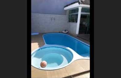 Imagem: A casa possui 3 Dormitórios, 3 Banheiros, 2 Vagas na garagem