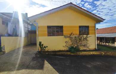 Imagem: A casa possui 2 Dormitórios, 1 Banheiro, 1 Vaga na garagem