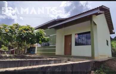 Imagem: A casa possui 2 Dormitórios, 2 Banheiros, 2 Vagas na garagem