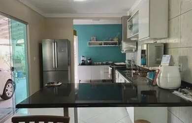 Imagem: A casa possui 3 Dormitórios, 2 Banheiros, 2 Vagas na garagem