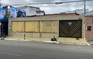 Imagem: A casa possui 3 Dormitórios, 2 Banheiros, 3 Vagas na garagem
