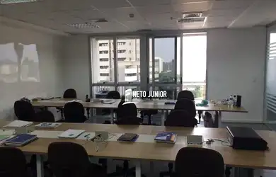 Imagem: O depósito possui 3 Vagas na garagem e 143m² de Área e está