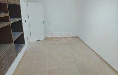 Imagem: O depósito possui 4 Vagas na garagem, 400m² de Área e está